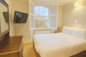 1 camera, una scrivania, ferro/asse da stiro, culla da viaggio