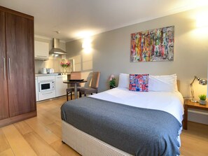 1 Schlafzimmer, Schreibtisch, Bügeleisen/Bügelbrett, Reisekinderbett