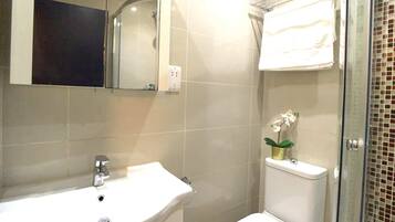 Suihku, hiustenkuivaaja, pyyhkeet