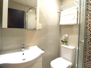 Suihku, hiustenkuivaaja, pyyhkeet