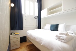 1 bedroom, desk, iron/ironing board, travel crib - S4 - Comfy Loft Apartment 10 Mins to Oxford Street (London)