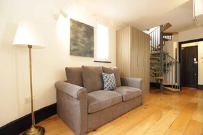 TV, offices - S4 - Comfy Loft Apartment 10 Mins to Oxford Street (London)