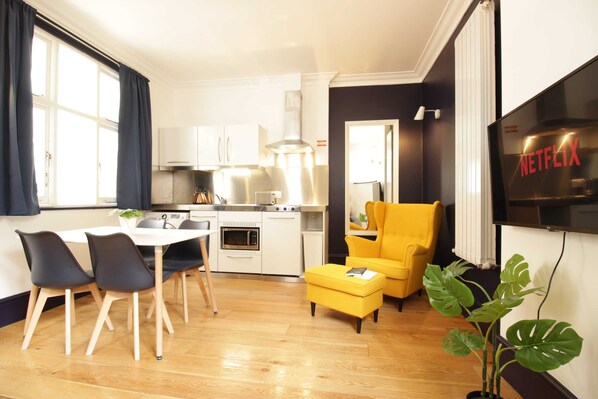 Fridge, microwave, oven, stovetop - S4 - Comfy Loft Apartment 10 Mins to Oxford Street (London)