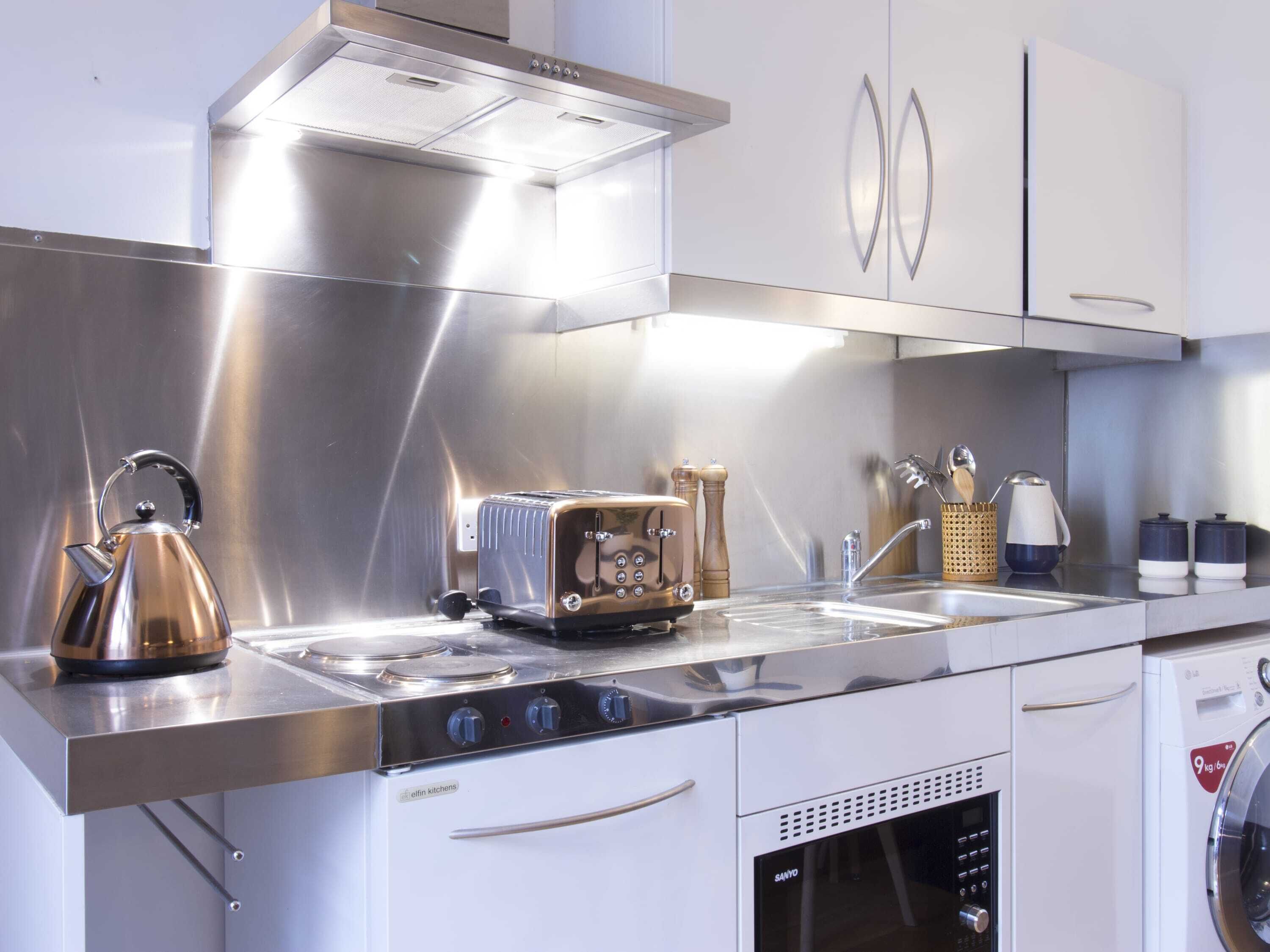 Kjøleskap, mikrobølgeovn, ovn og kokeplater