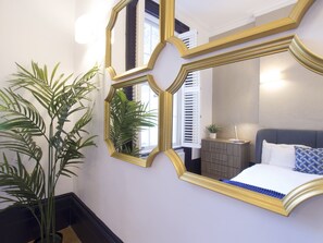 1 chambre, bureau, fer et planche à repasser, lit parapluie