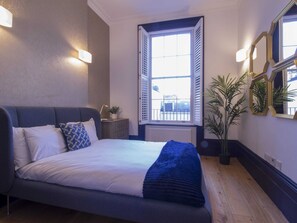1 Schlafzimmer, Schreibtisch, Bügeleisen/Bügelbrett, Reisekinderbett