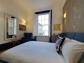 1 habitación, escritorio, tabla de planchar con plancha y cuna de viaje