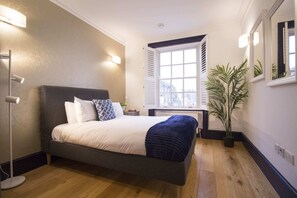 1 bedroom, desk, iron/ironing board, travel cot - S7 - Beautiful Apartment 10Mins to Marble Arch (London)