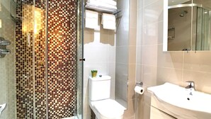 A modern bathroom with a glass shower enclosure, a toilet, and a sink. - S8 - Comfy Apartment in the heart of Hyde Park (London)