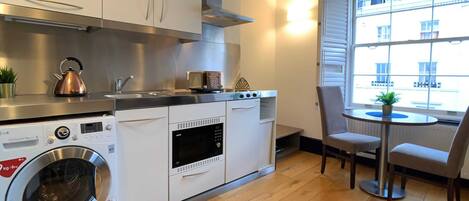 Refrigerador, microondas, horno, placa de cocina
