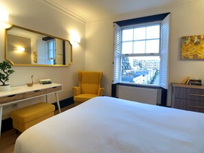 1 habitación, escritorio, tabla de planchar con plancha y cuna de viaje 