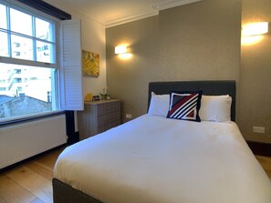 1 habitación, escritorio, tabla de planchar con plancha y cuna de viaje 