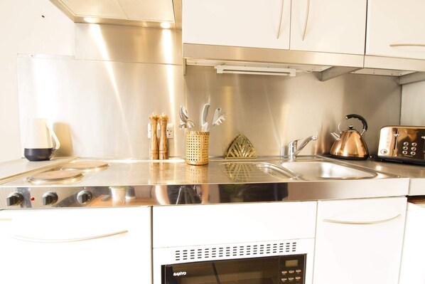 Réfrigérateur, four à micro-ondes, un four, surface de cuisson