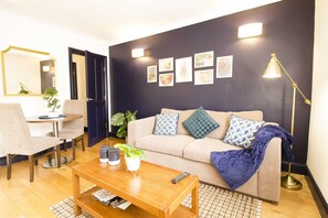 TV, fireplace, offices - S9 - Lovely Apartment in Paddington (London)