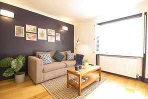 Televisión, chimenea y oficina 