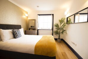 1 bedroom, desk, travel cot, bed sheets - S9 - Lovely Apartment in Paddington (London)