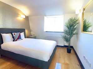 1 Schlafzimmer, Schreibtisch, Bügeleisen/Bügelbrett, Reisekinderbett