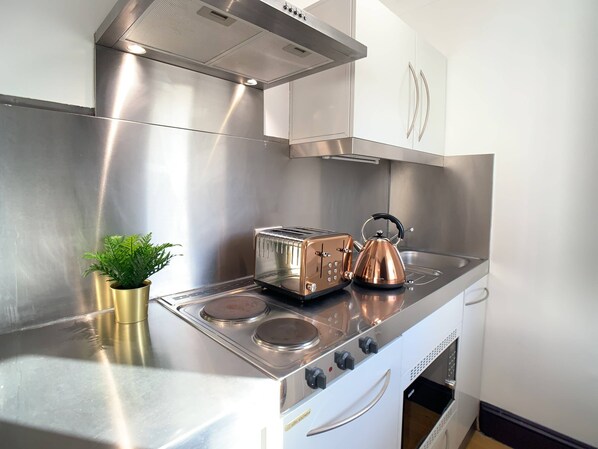 Réfrigérateur, four à micro-ondes, un four, surface de cuisson