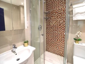 Dusche, Haartrockner, Handtücher