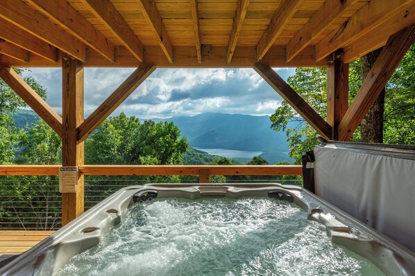Outdoor spa tub