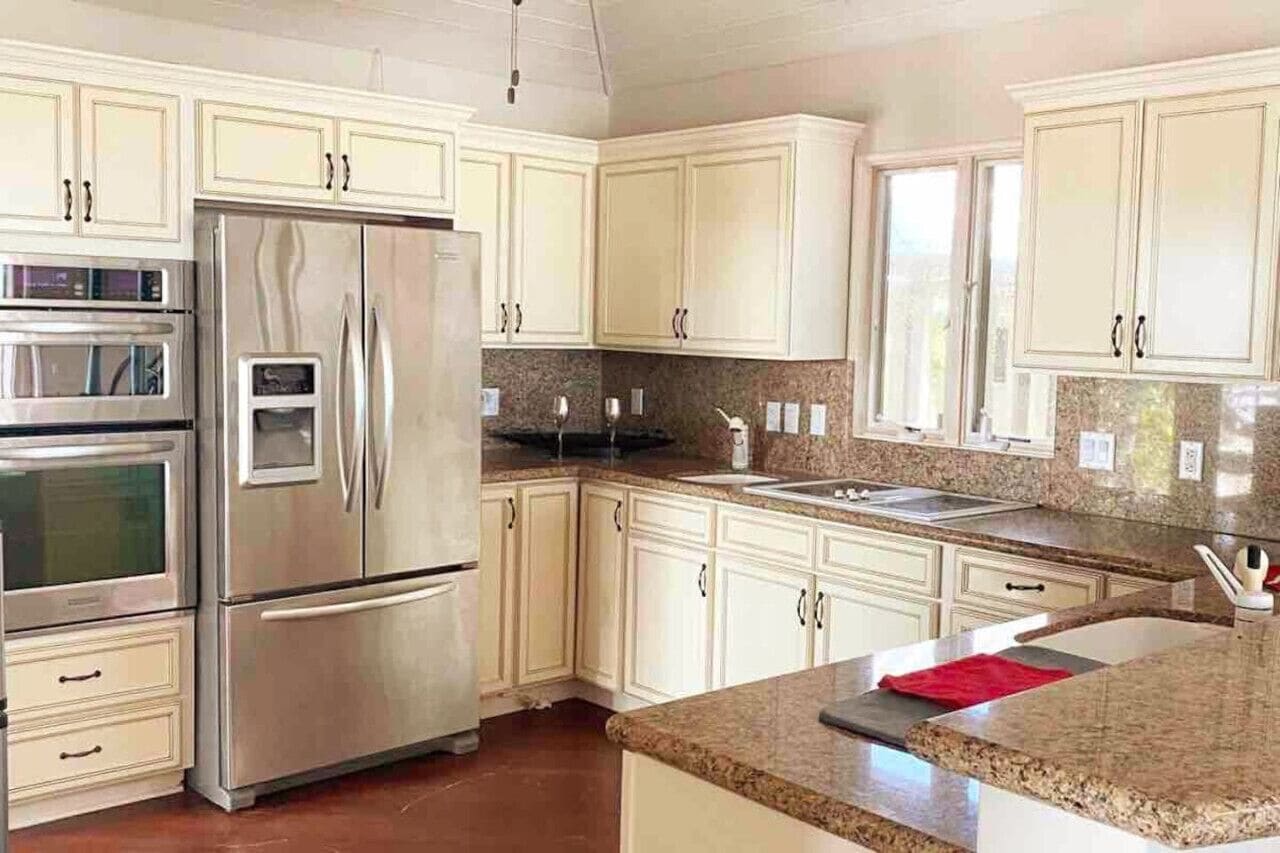 Kylskåp, mikrovågsugn, ugn och spishäll