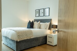 1 habitación y espacio para trabajar con laptop