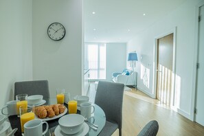 Appartamento Luxury, vista città | Area soggiorno | TV a schermo piatto 43 pollici con canali via cavo, TV