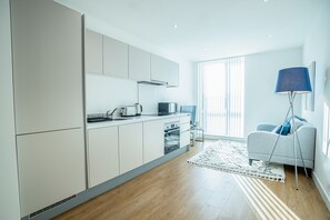 Appartamento Luxury, vista città | Area soggiorno | TV a schermo piatto 43 pollici con canali via cavo, TV