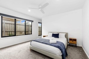 2 bedrooms, desk, WiFi, bed sheets