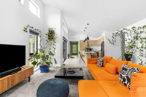 Lonsdale Shores Luxe Beachside Home