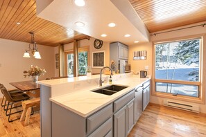 雪櫃、微波爐、爐具、洗碗機