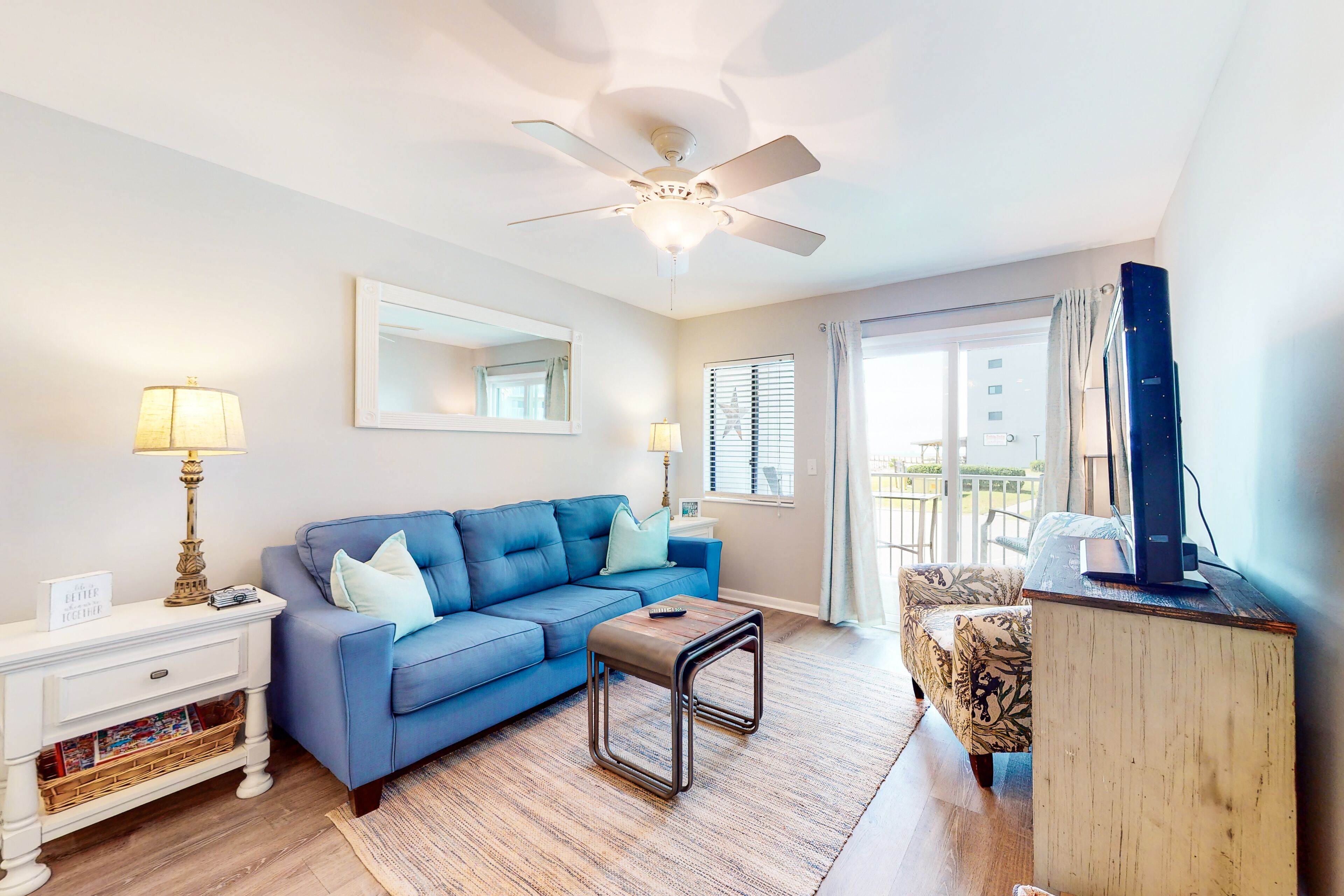 Charming, oceanfront condo on first floor w/ pool, balcony, hot tub, central AC