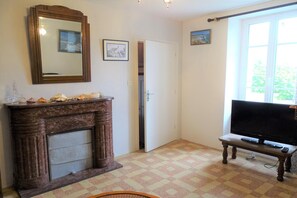 Smart TV - House in Brittany near Coastal Hiking Trail (Plogoff)