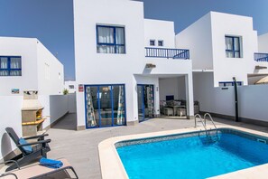 حمّام سباحة مُدفَّأ