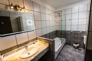 Douche, sèche-cheveux, serviettes fournies