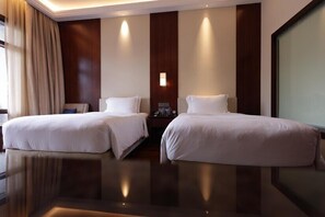 Kamar Mewah, 2 Tempat Tidur Twin, balkon, pemandangan danau | Minibar, brankas, tirai kedap cahaya, dan setrika/meja setrika