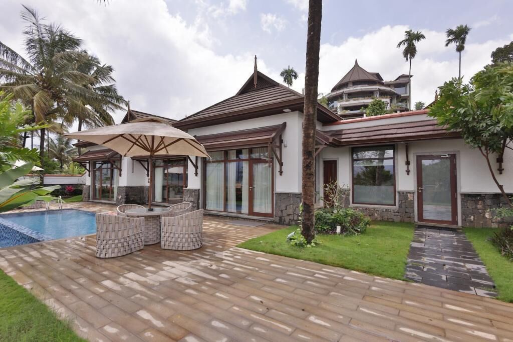 Combined shower/bathtub, free toiletries, hair dryer, bathrobes