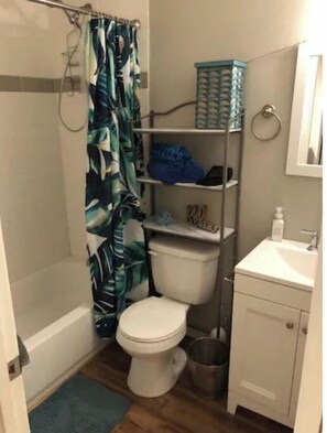 Combined shower/bathtub - Great Location. Quiet But Near To Great Restaurants And Activities (Scottsdale)