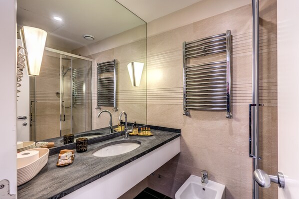 A modern bathroom with a double sink, a large mirror, and a glass shower enclosure. - Mangili Garden Hotel (Rome)