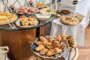 Free daily buffet breakfast  - Mangili Garden Hotel (Rome)