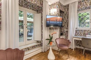 Superior kamer | Een minibar met enkele gratis items, een kluis op de kamer