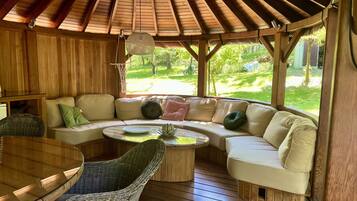 Piscine extérieure (ouverte en saison), chaises longues