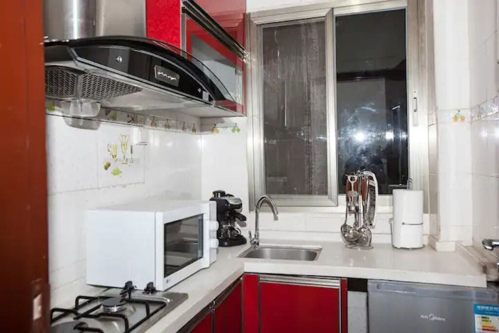 Frigorífico, microondas, cafetera o tetera y hervidor eléctrico