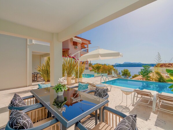 Outdoor dining - Luxury Villa Agios Dimitrios with private pool (Perigiali)