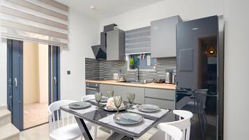 Geladeira, micro-ondas, fogão, lava-louças