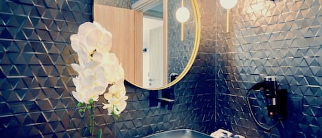 Een douche, een haardroger, handdoeken