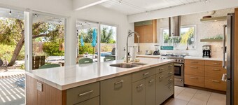 Mid Century Ranch - Private Resort-style Pool!