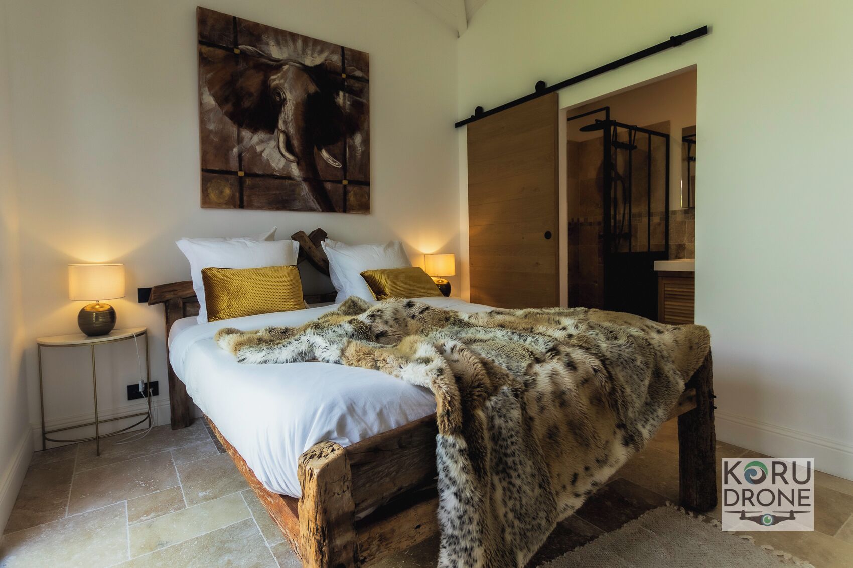 5 chambres, coffres-forts dans les chambres, bureau