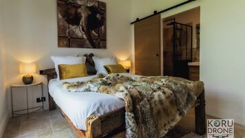 5 chambres, coffres-forts dans les chambres, bureau