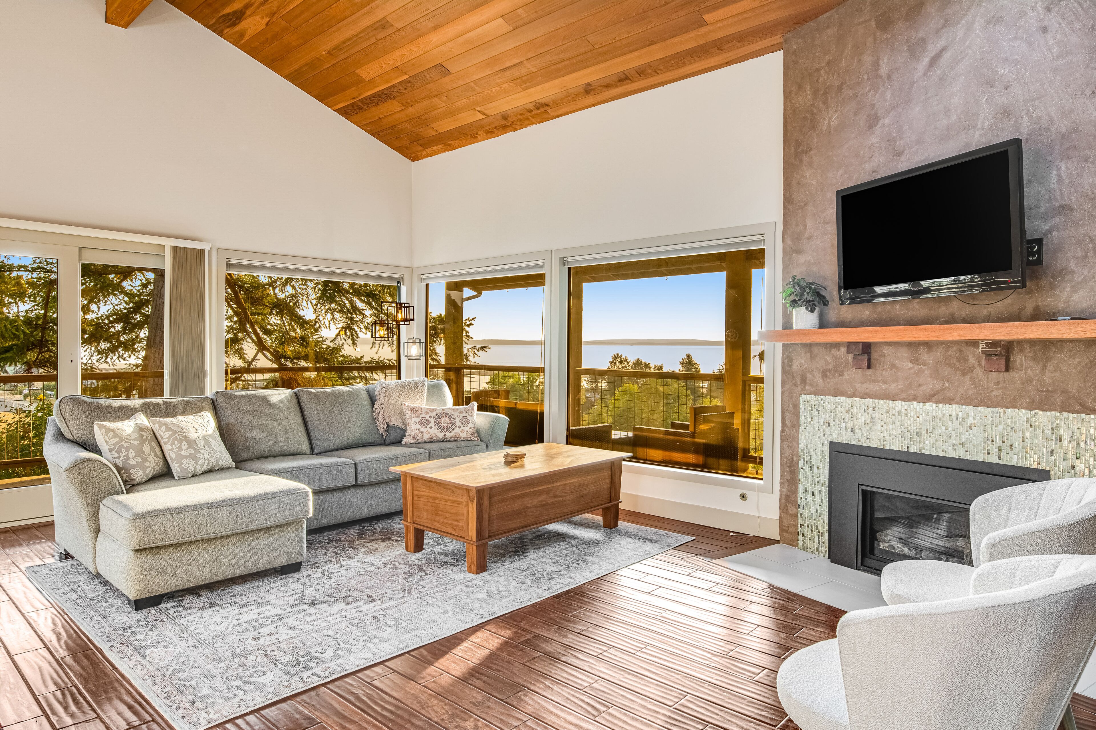 Fantastic home with water view, fireplace, full kitchen & washer/dryer